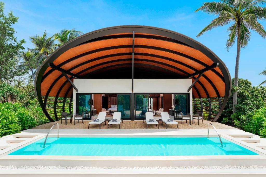 Bazén v ubytování The Westin Maldives Miriandhoo Resort nebo v jeho okolí