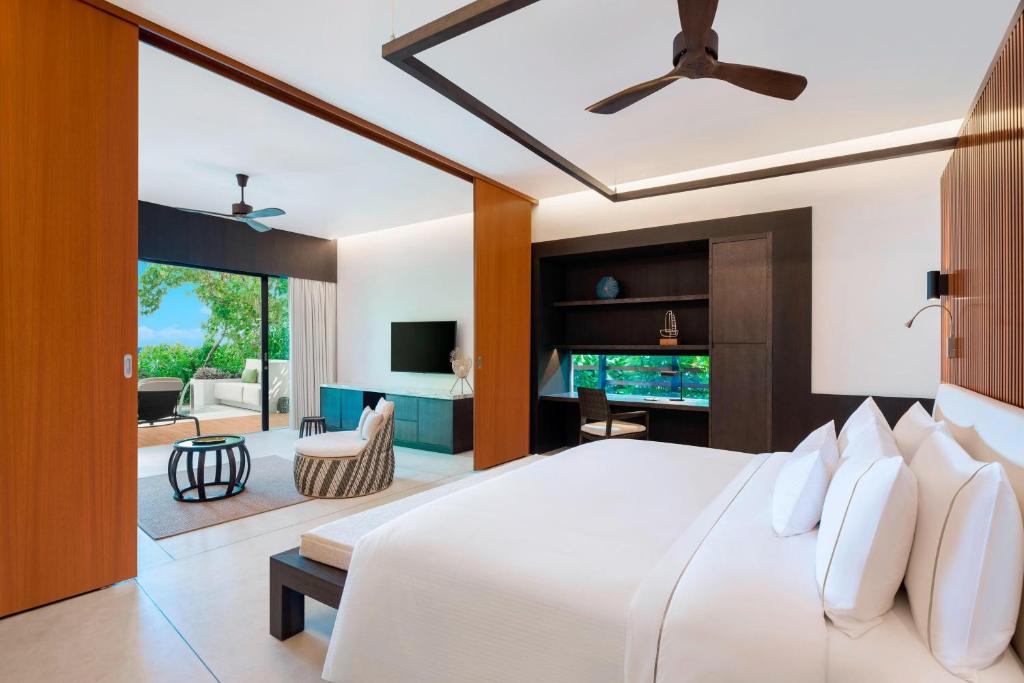 TV a/nebo společenská místnost v ubytování The Westin Maldives Miriandhoo Resort