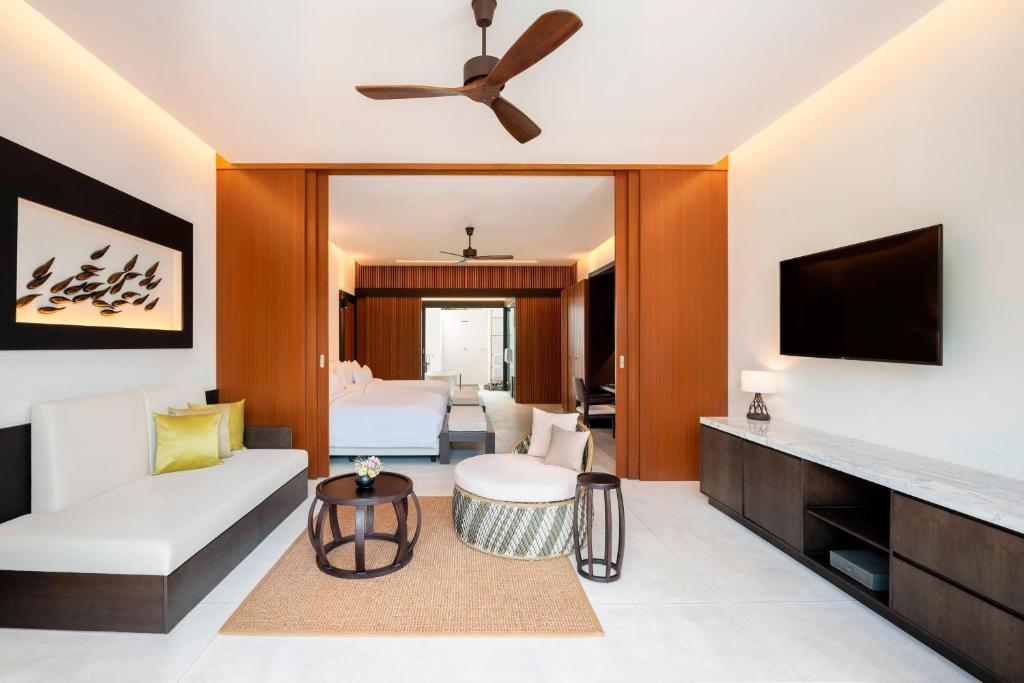 TV a/nebo společenská místnost v ubytování The Westin Maldives Miriandhoo Resort