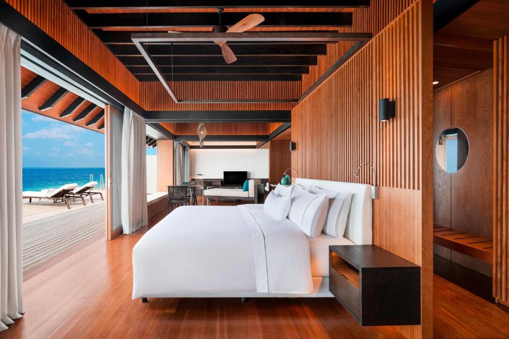 Postel nebo postele na pokoji v ubytování The Westin Maldives Miriandhoo Resort