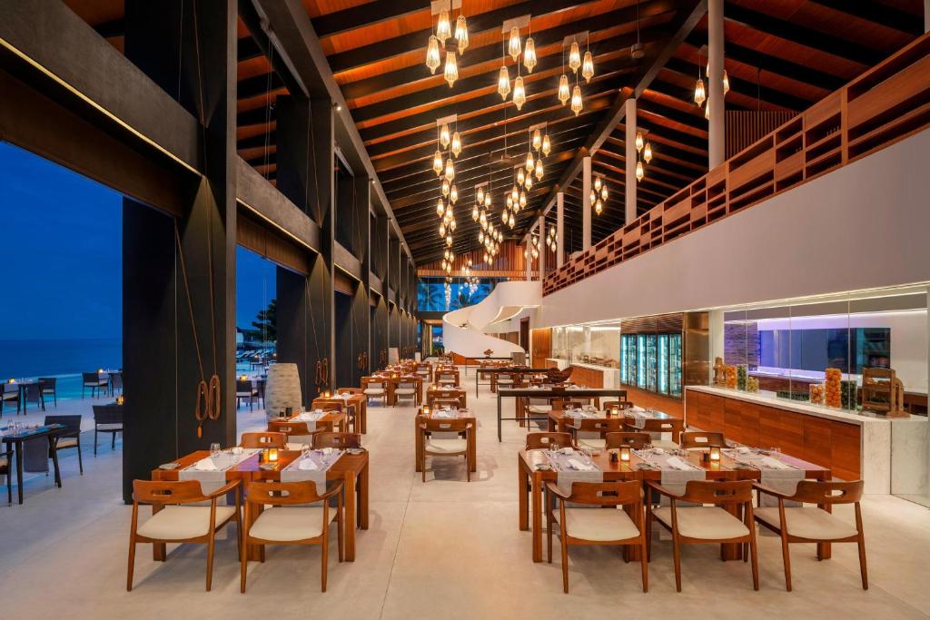 Restaurace v ubytování The Westin Maldives Miriandhoo Resort