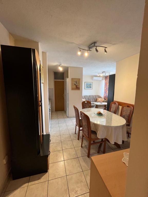 - un salon et une salle à manger avec une table et des chaises dans l'établissement Sunny Corner, à Split