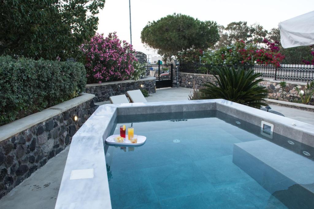 Bazén v ubytování Karpimo Vineyard Villa with Heated Pool nebo v jeho okolí