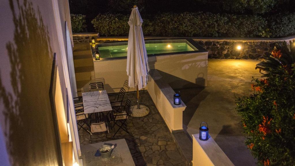 Bazén v ubytování Karpimo Vineyard Villa with Heated Pool nebo v jeho okolí