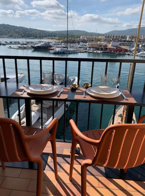 une table sur un balcon avec vue sur l'eau dans l'établissement les Marines de cogolin, Brigantine, à Cogolin
