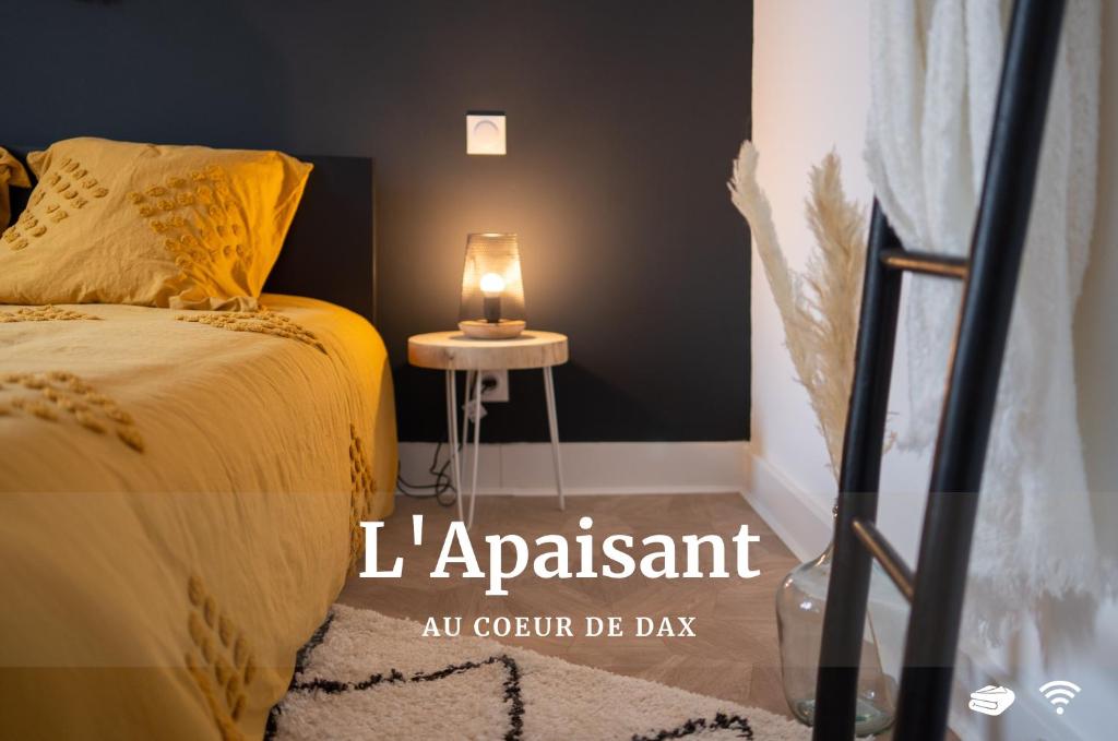 a bedroom with a bed with a lamp on a table at Atlantic Selection - L'Apaisant au centre de Dax in Dax
