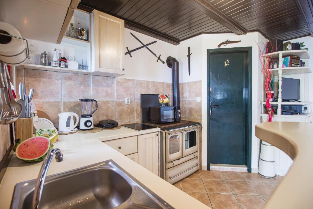 Kuchyň nebo kuchyňský kout v ubytování Holiday home Oaza