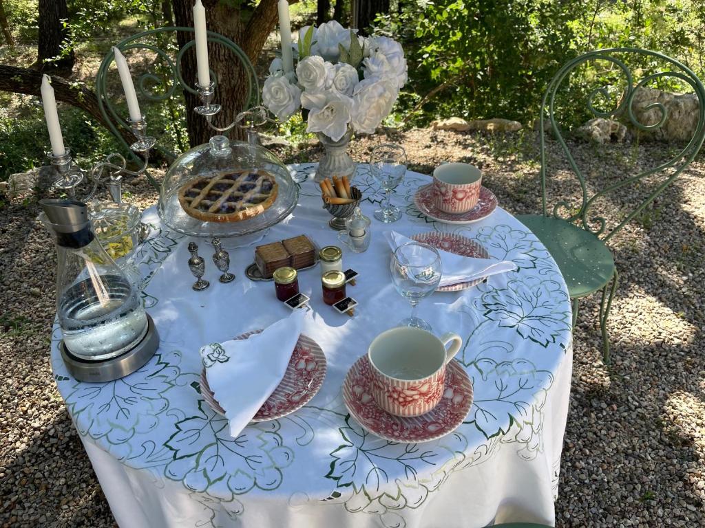 niebiesko-biały stół z talerzami, kubkami i kieliszkami w obiekcie hameau de prebarjaud w mieście Fayence