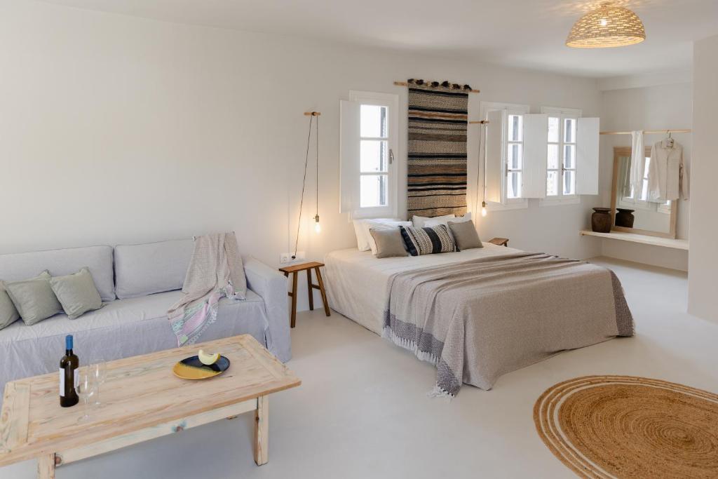 un soggiorno bianco con letto e divano di Scorpios Beach a Monolithos
