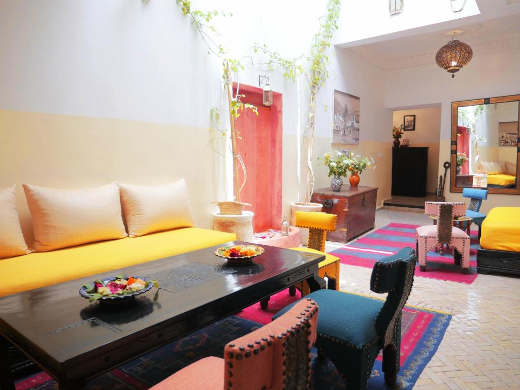 un soggiorno con divano giallo e tavolo di SARDINAS & CHILI a Marrakech
