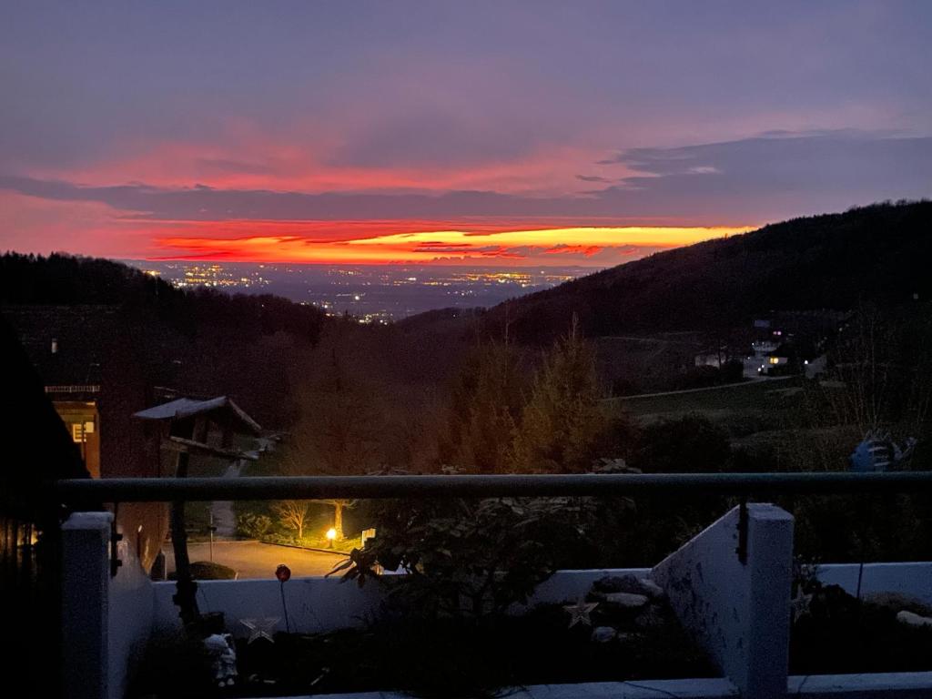 um pôr do sol a partir da varanda de uma casa em Ferienwohnung Talblick em Sasbachwalden