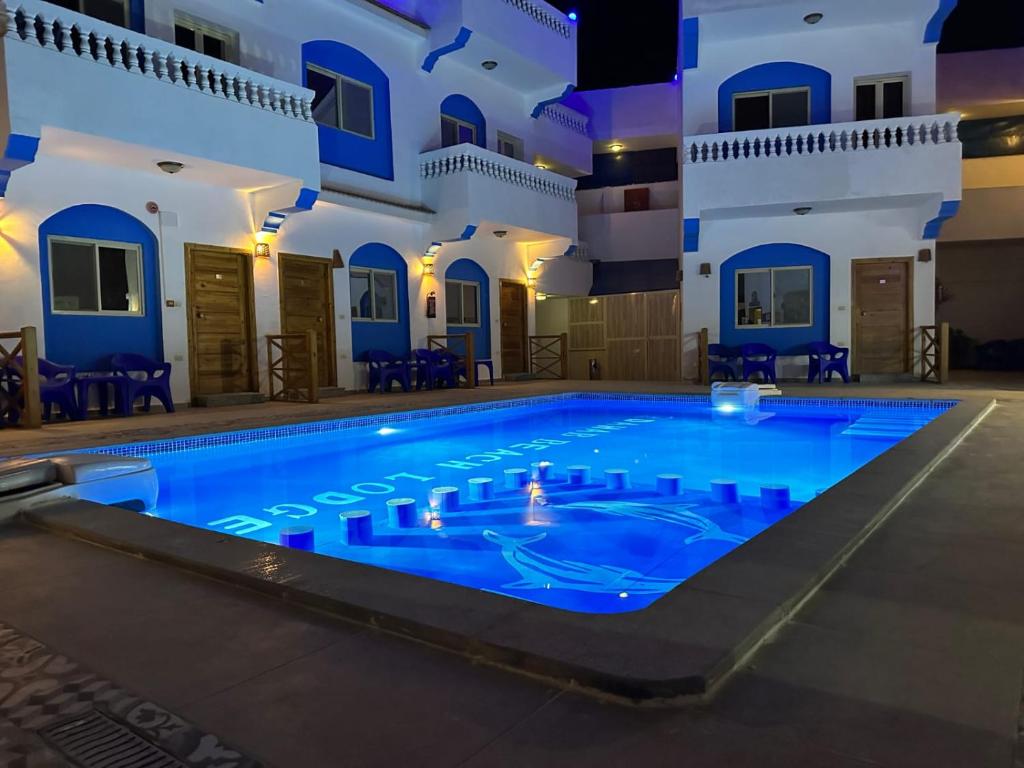 una piscina en medio de una casa en Dahab Beach Lodge en Dahab