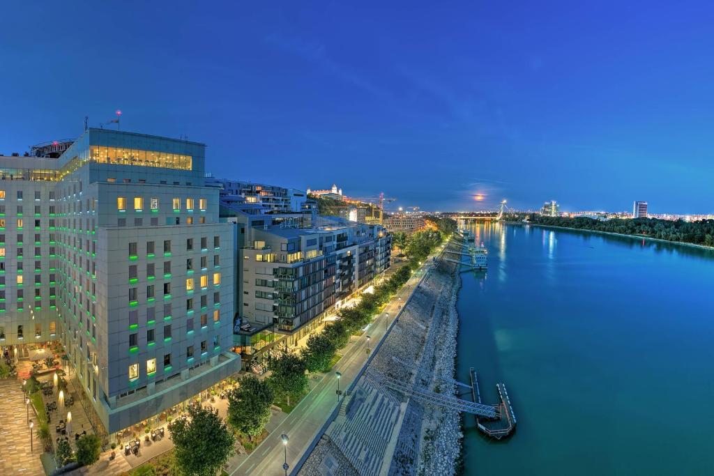 uma vista para uma cidade com um rio e edifícios em Grand Hotel River Park, a Luxury Collection Hotel, Bratislava em Bratislava
