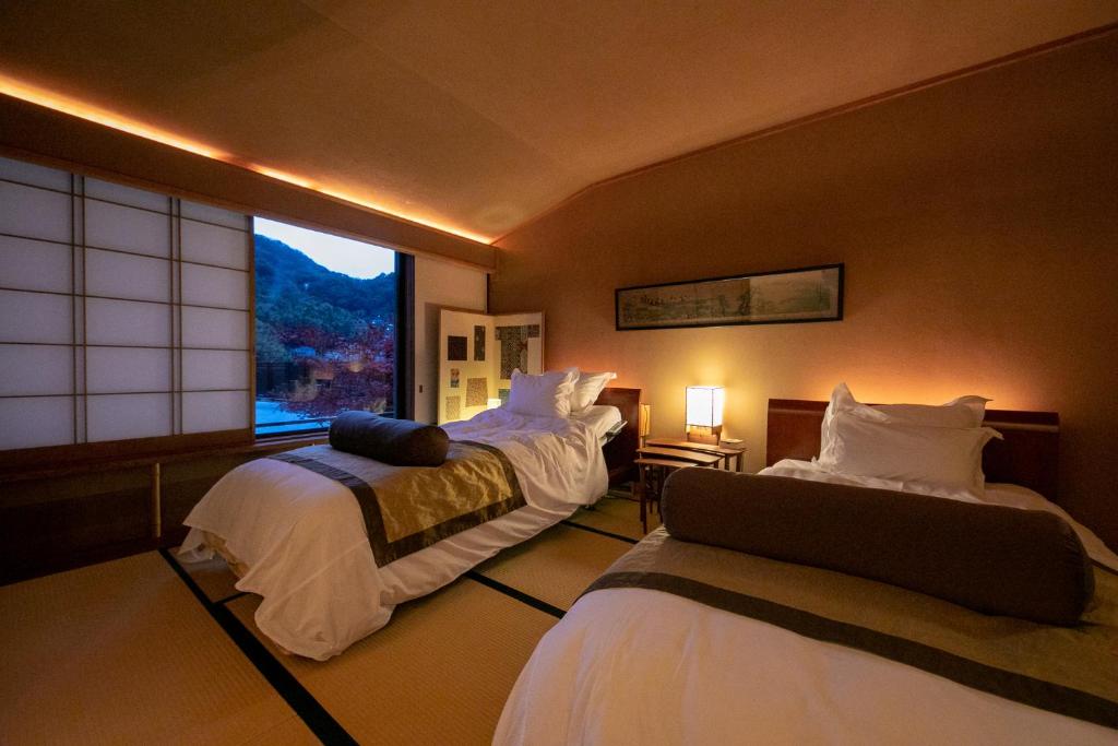 Postel nebo postele na pokoji v ubytování Fukiya Ryokan