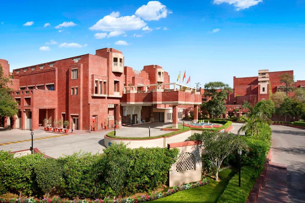 budynek z czerwonej cegły z ulicą przed nim w obiekcie ITC Rajputana, a Luxury Collection Hotel, Jaipur w mieście Dżajpur