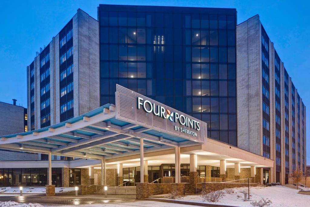 eine Vorderansicht eines Vier-Punkte-Hotels in der Unterkunft Four Points by Sheraton Peoria in Peoria