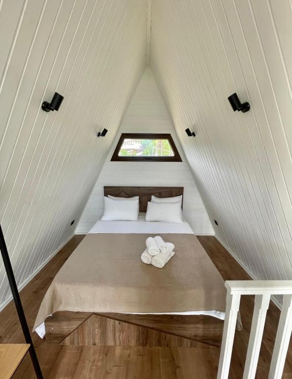 Postel nebo postele na pokoji v ubytování UkhutiEcoHouse