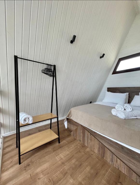 Postel nebo postele na pokoji v ubytování UkhutiEcoHouse