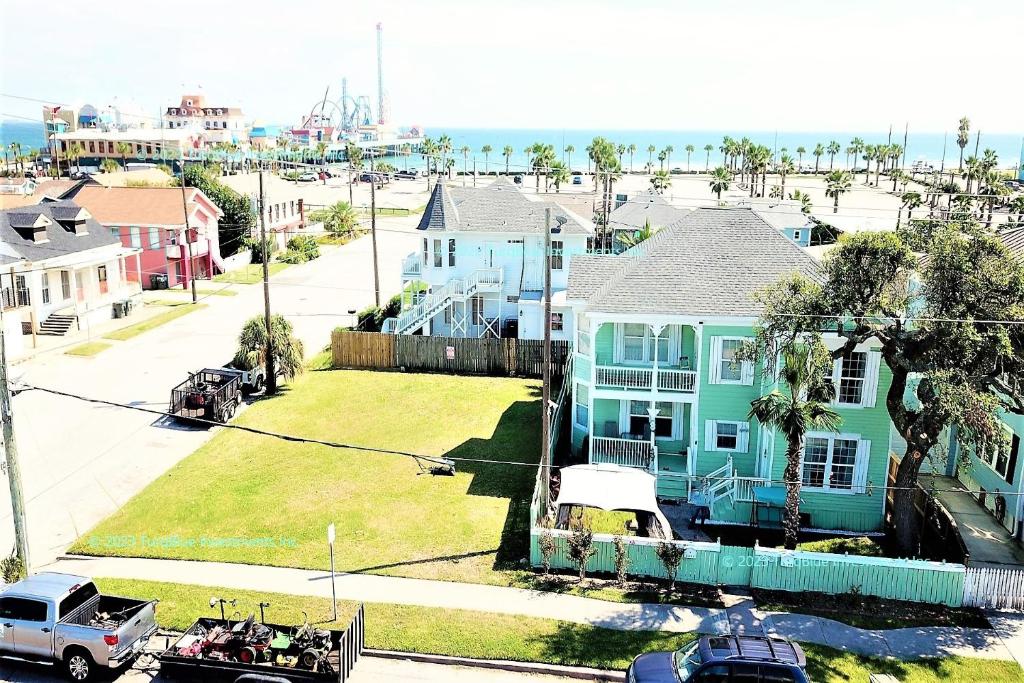 una vista aerea di una strada con case e un camion di CasaAzul-2605B-Beach & Pleasure Pier a block away a Galveston