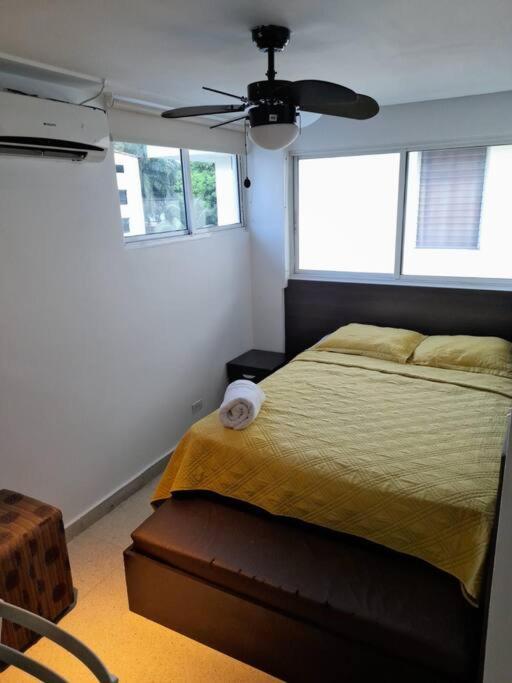 a bedroom with a bed and a ceiling fan at R.1105 Estudio Ejecutivo, céntrico y funcional. in Panama City