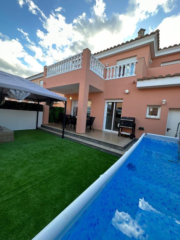 a backyard with a swimming pool and a house at La casa Latina in Vinarós