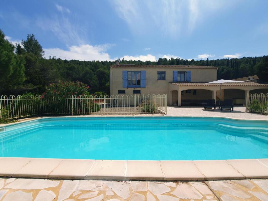 een groot zwembad voor een huis bij Le Rêve de Montbrun in Montbrun-des-Corbières