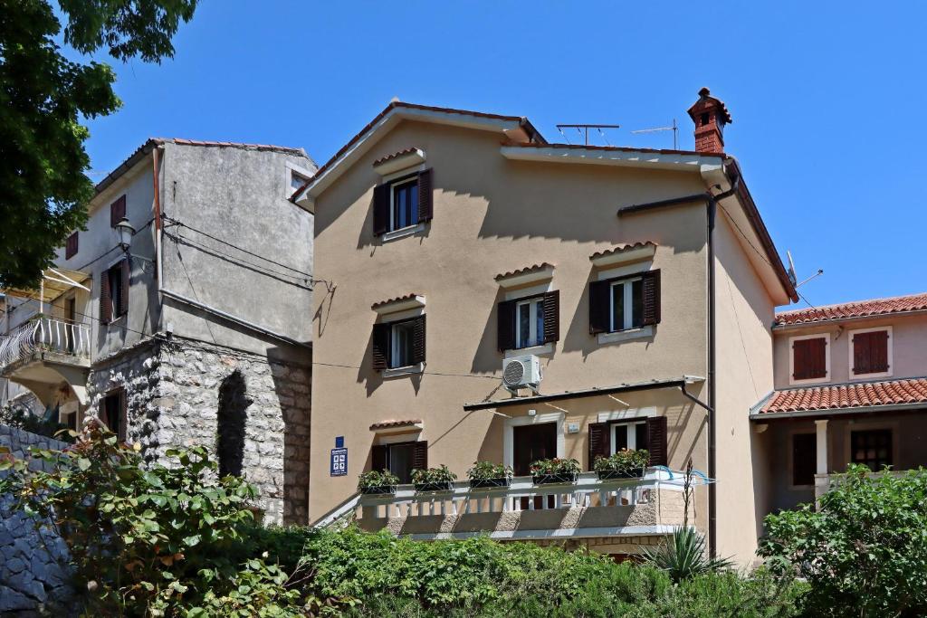 un gran edificio con un balcón en el lateral. en Rooms with WiFi Brsec, Opatija - 7768, en Brseč