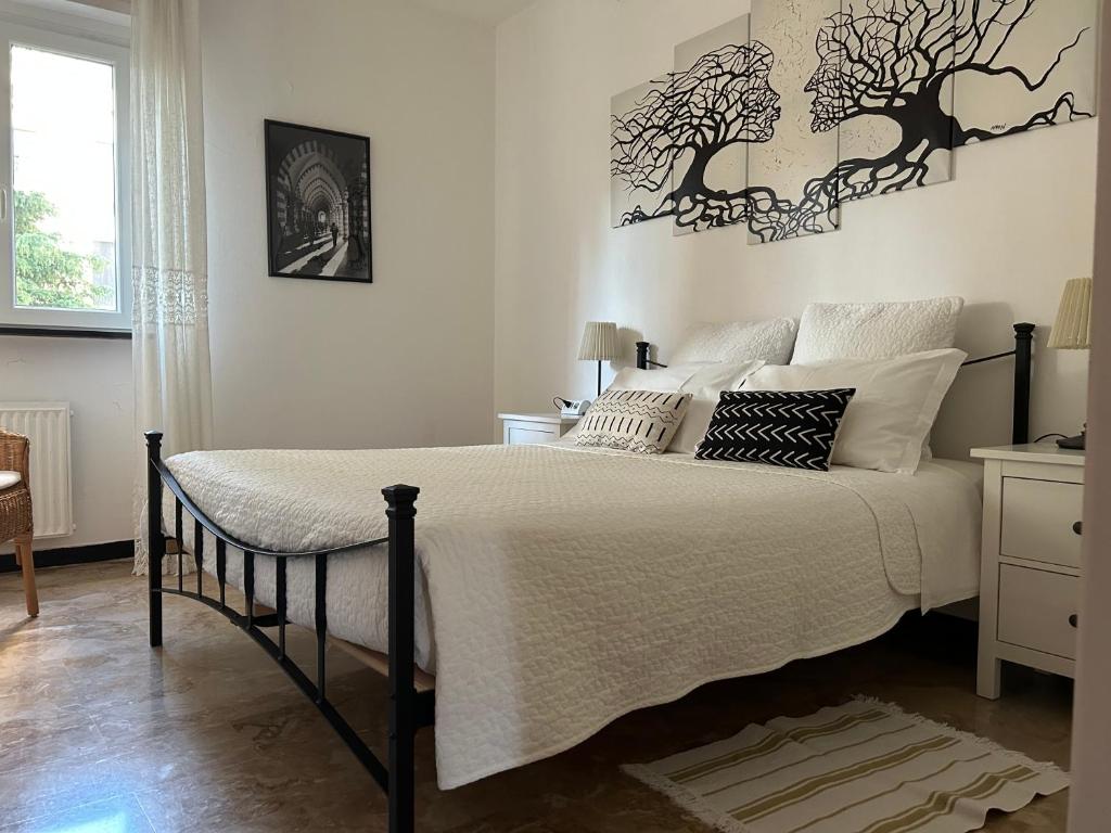 una camera da letto con un letto con un quadro a parete di Ampio trilocale con posto auto a Sestri Levante