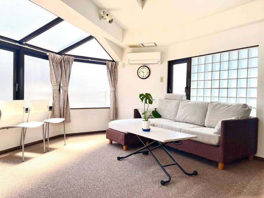 東京的住宿－大山駅徒步4分平层90㎡超大客厅光线充沛（池袋至近），客厅配有沙发和桌子