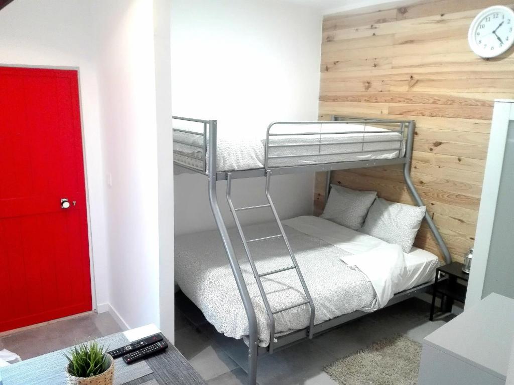 Bunk bed o mga bunk bed sa kuwarto sa Vila das Olarias - MINI STUDIOS