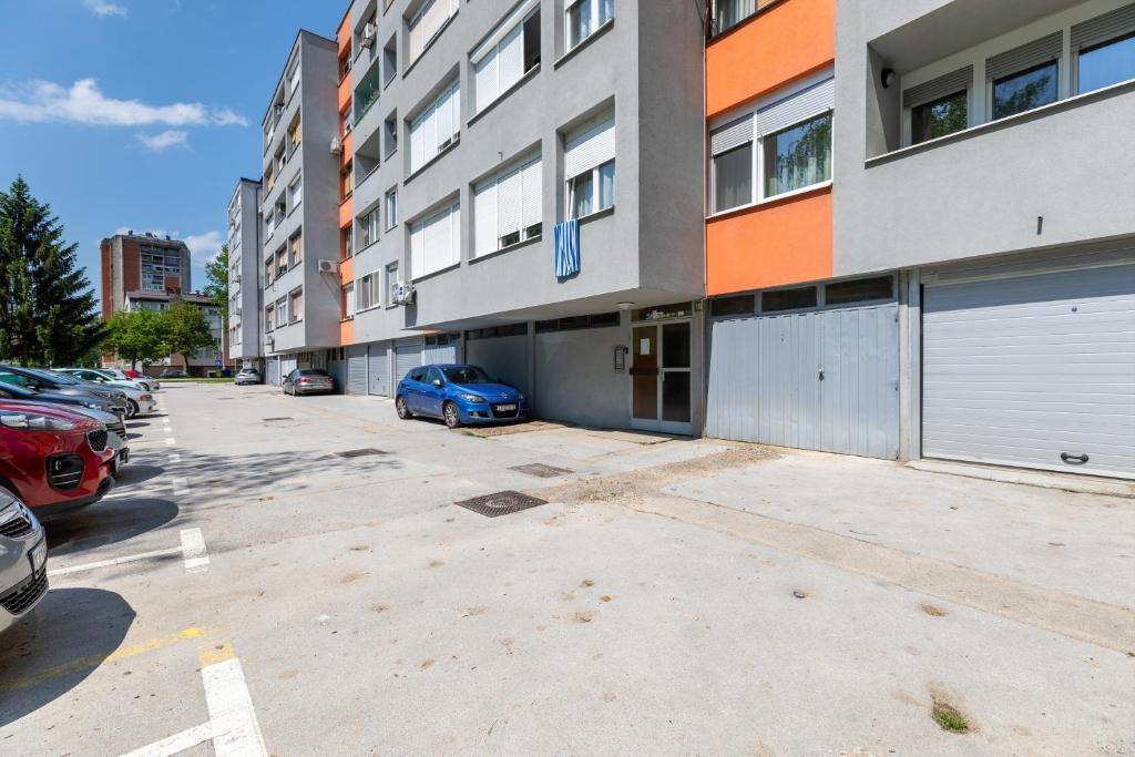 um parque de estacionamento vazio em frente a um edifício em Apartments with WiFi Karlovac - 20990 em Karlovac