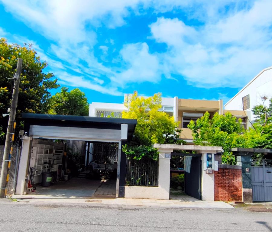a garage in a house with a blue sky at Yu Hsuan Homestay in Taitung City