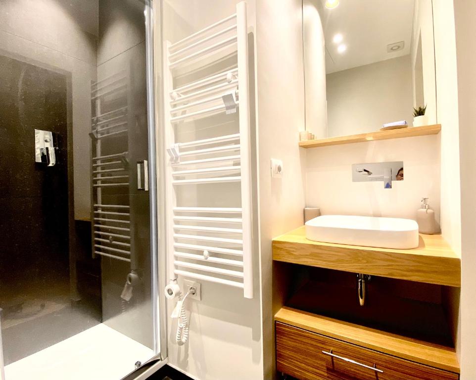 Koupelna v ubytování Amazing San Lorenzo 19, Rolli Apt UNESCO - Overlooking the Cathedral - FREE PRIVATE PARKING-