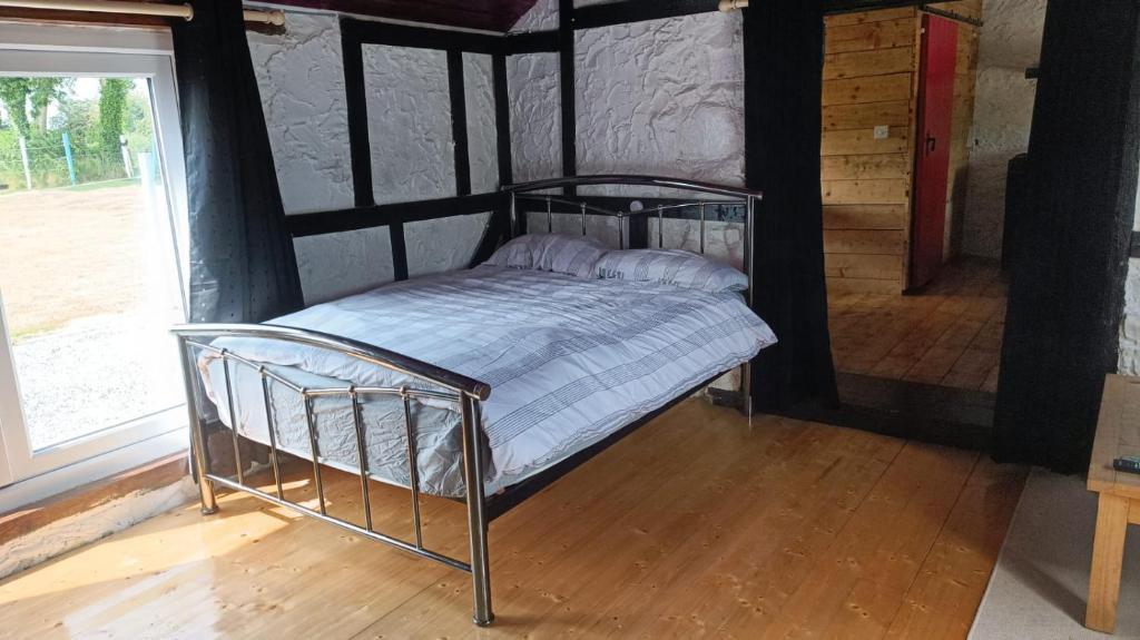 Postel nebo postele na pokoji v ubytování Barn located in the countryside