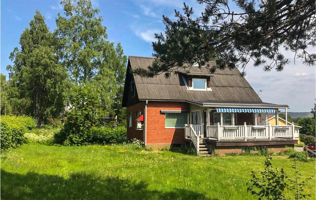 Casa pequeña con porche en un campo verde en Cozy Home In Vuollerim With Wifi, en Vuollerim