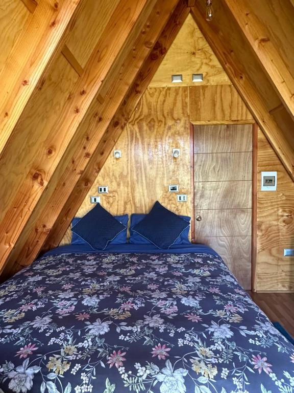 Een bed of bedden in een kamer bij A-FRAME CABIN PUCON