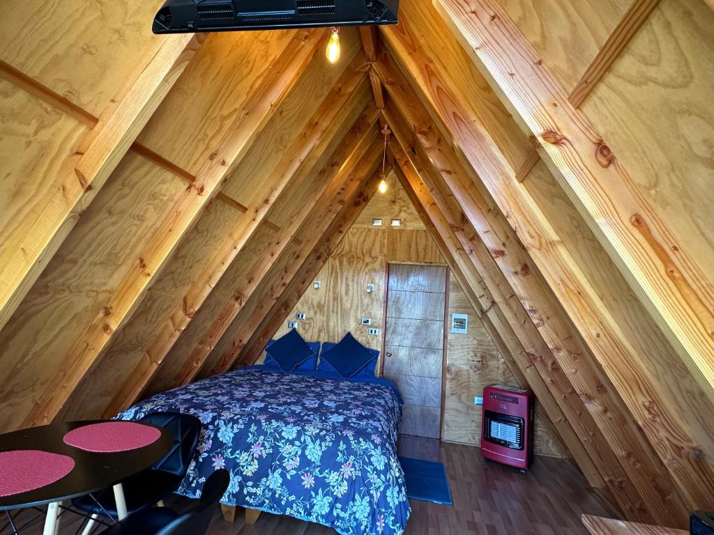 Een bed of bedden in een kamer bij A-FRAME CABIN PUCON
