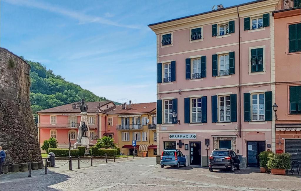 une rue dans une ville avec des voitures garées devant des bâtiments dans l'établissement Nice Apartment In Varese Ligure With 1 Bedrooms And Wifi, à Varese Ligure