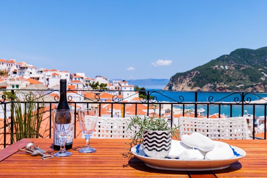 una mesa con un plato de comida y una botella de vino en Swift View, en Panormos Skopelos