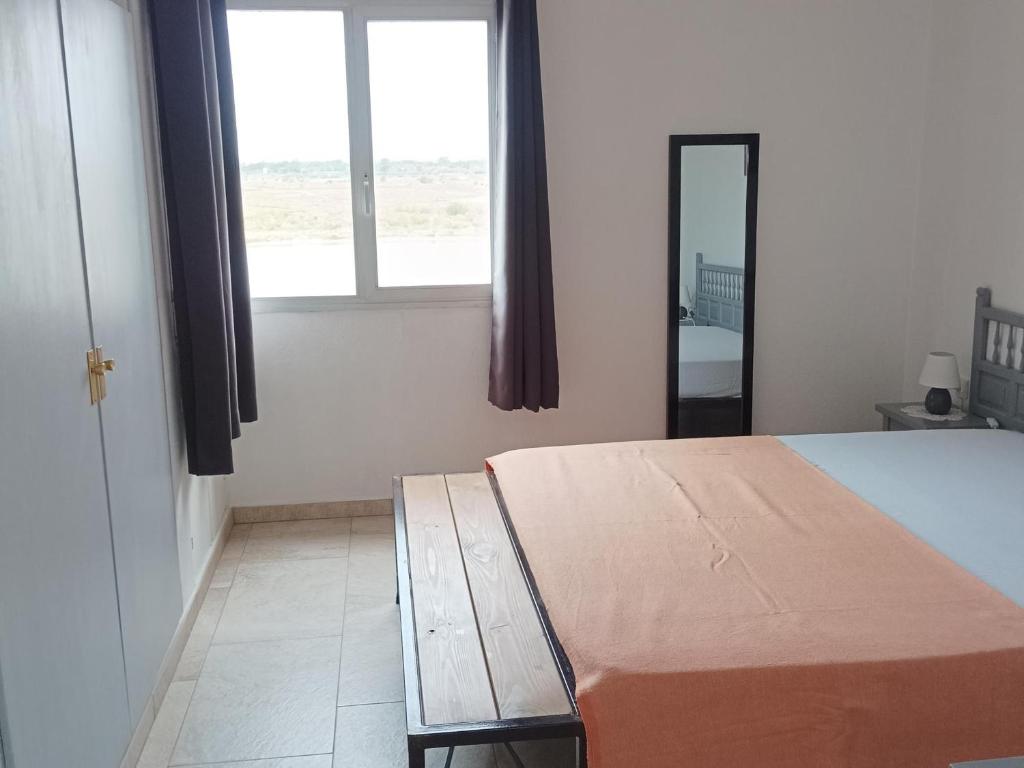 Posteľ alebo postele v izbe v ubytovaní Apartamento en Roses cerca de la playa para 4 pers. con TV - ES-204-20