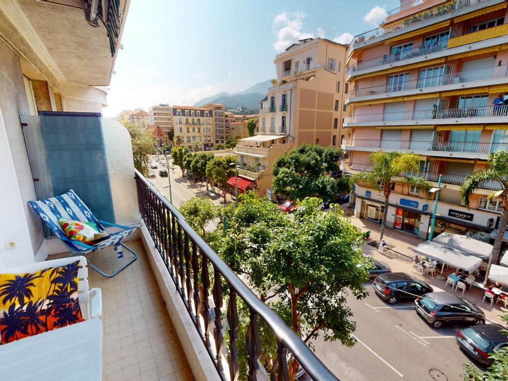 Cet appartement dispose d'un balcon offrant une vue sur une rue de la ville. dans l'établissement Agréable 2P moderne en centre-ville, proche mer avec balcon, Menton - FR-1-196-333, à Menton