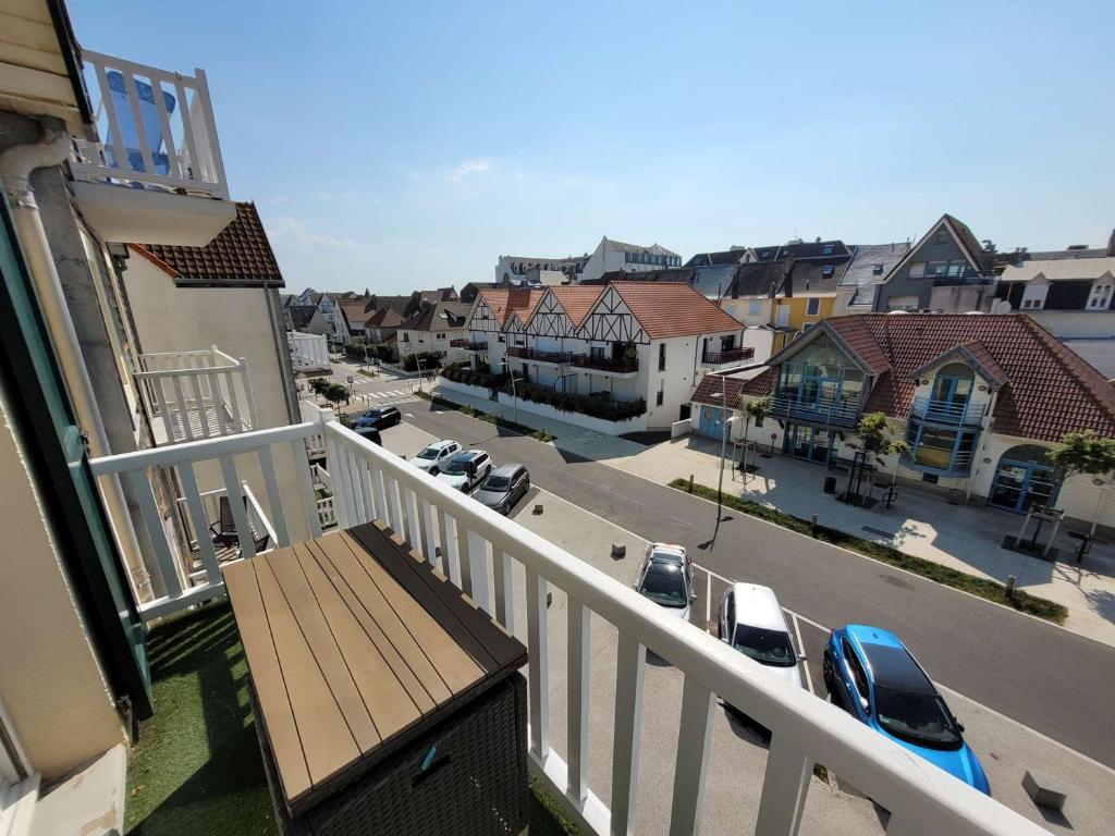 einen Balkon mit Blick auf eine Straße mit parkenden Autos in der Unterkunft Appartement Wimereux, 2 pièces, 2 personnes - FR-1-675-24 in Wimereux