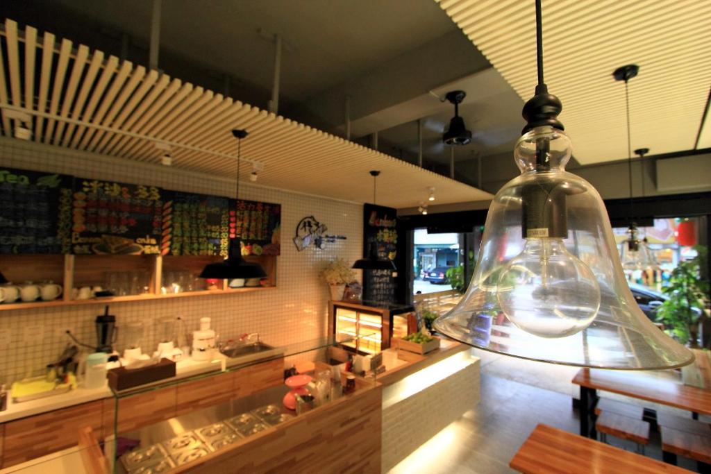 una tienda con una gran luz de cristal colgando del techo en 水菓糖民宿 en Taitung