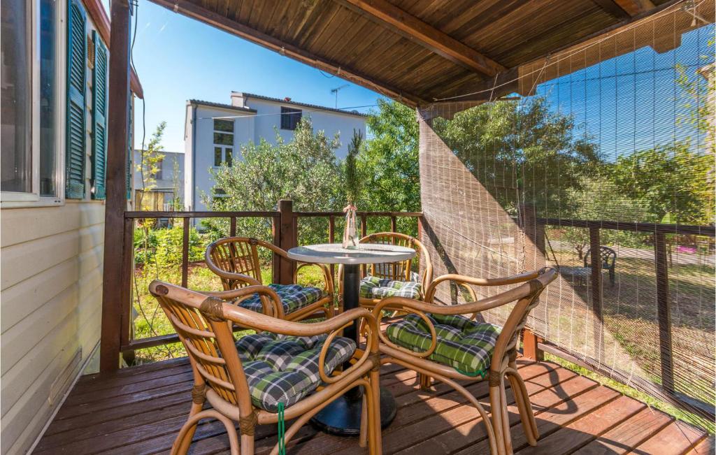een terras met een tafel en stoelen bij Beautiful Home In Turanj With Wifi in Turanj