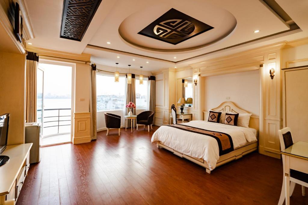 Wild Lotus Hotel Apartment 2 في هانوي: غرفة نوم كبيرة مع سرير وشرفة