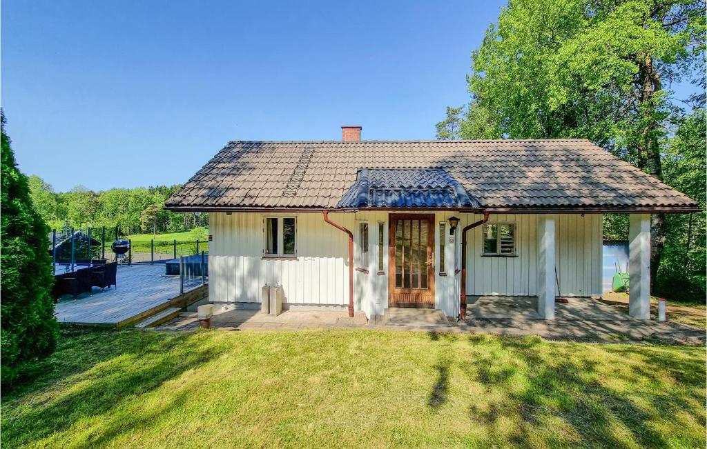 ein kleines Haus mit einer Veranda und einer Terrasse in der Unterkunft Nice Home In Grbo With Jacuzzi in Gråbo
