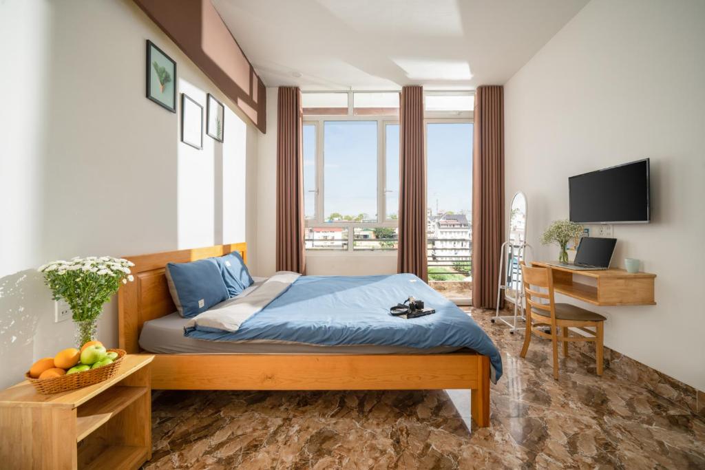 大叻的住宿－Raon Dalat - STAY 24H，一间卧室配有一张床和一张书桌及电视