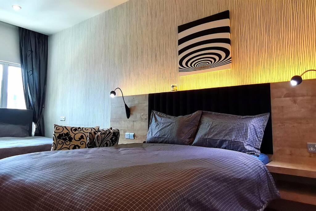 - une chambre avec un grand lit et une peinture murale dans l'établissement KLCC Luxurious 2 Floors Homestay 5BR for 15pax, à Kuala Lumpur