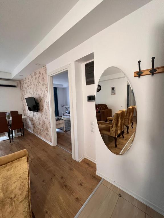 einen Spiegel, der an einer Wand im Wohnzimmer hängt in der Unterkunft Feliz dia in Ştefăneştii de Jos