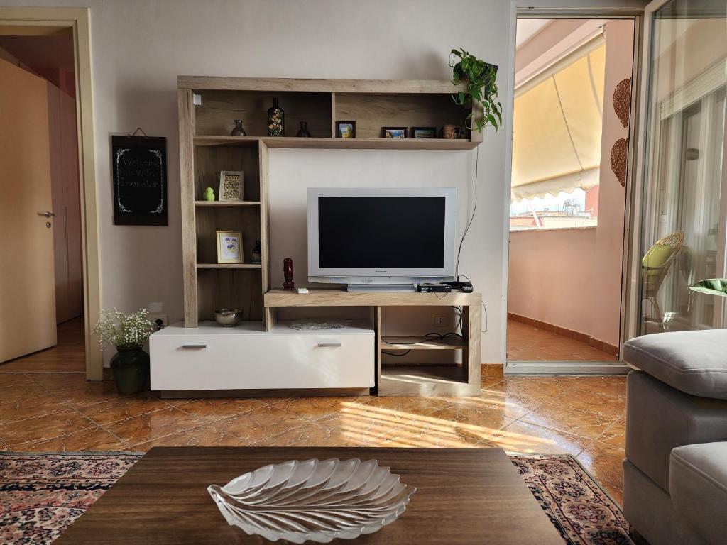Cozy sunlit apartment with scenic balcony view - Image 5